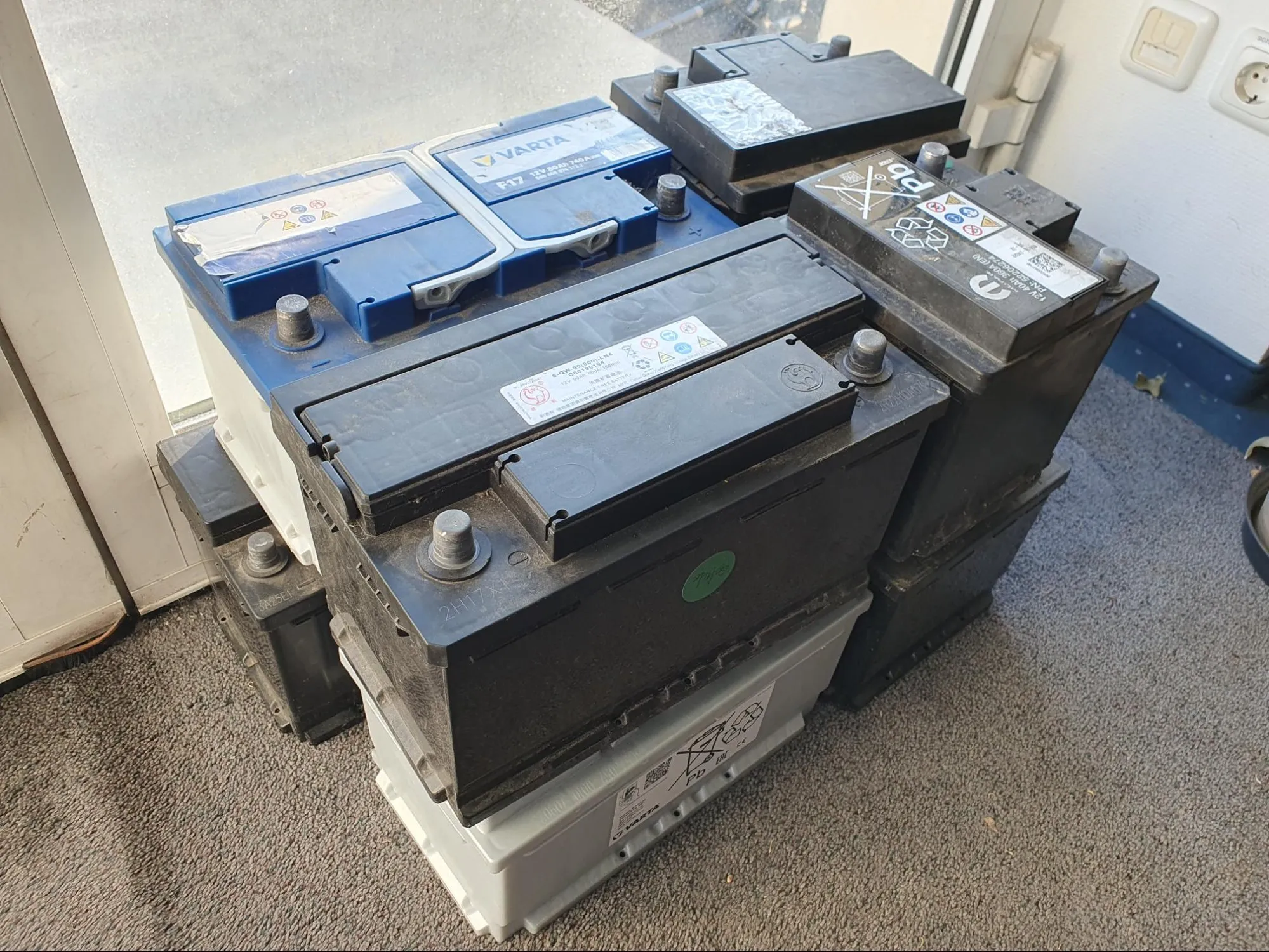 Mehrere ausgebaute 12-Volt-Starterbatterien