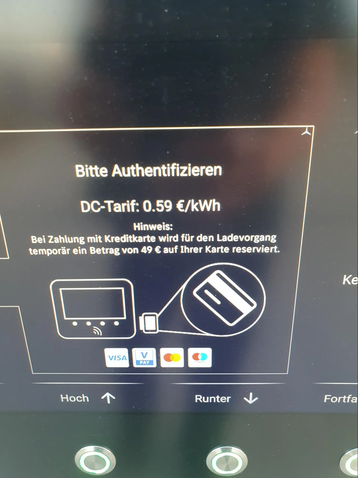 Ladesäulen-Display mit DC-Tarif von 0,59 Euro pro kWh bei der Kartenzahlung