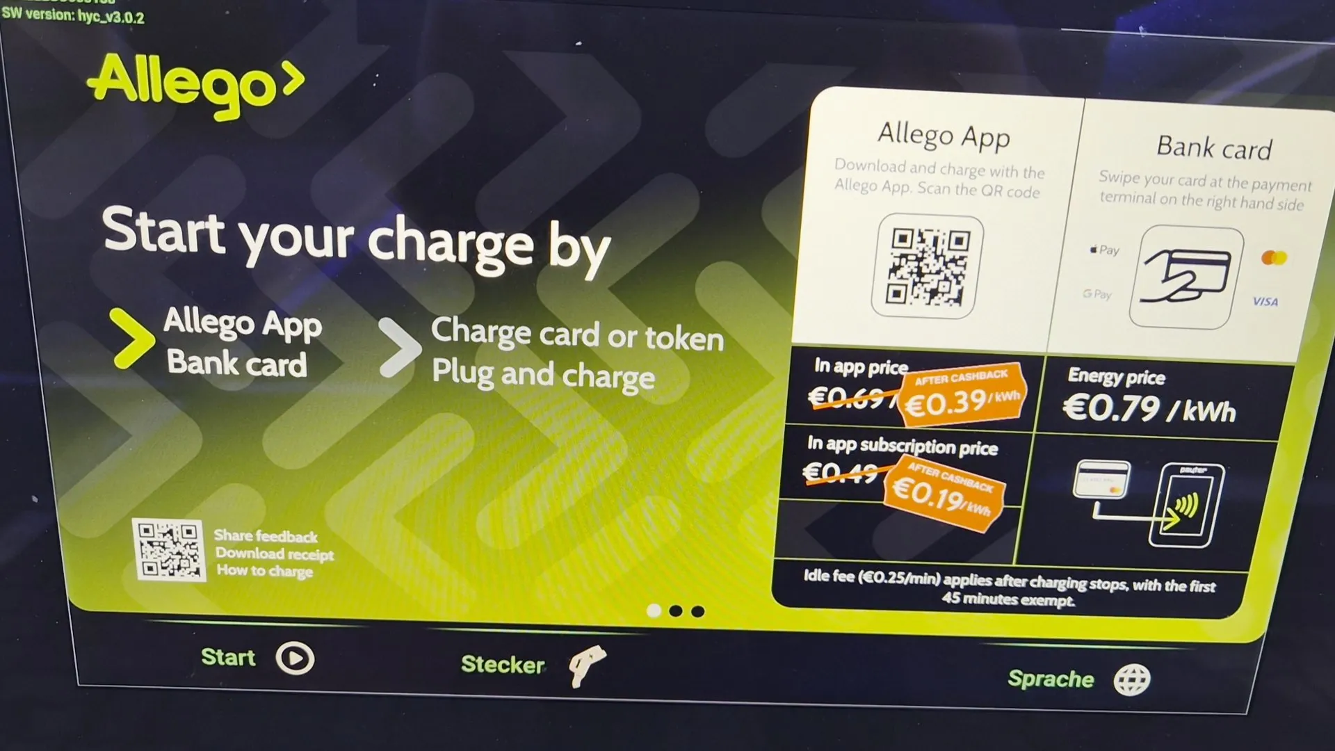 Display einer Allego-Ladesäule mit Preisen für App, Abo und Bankkarte