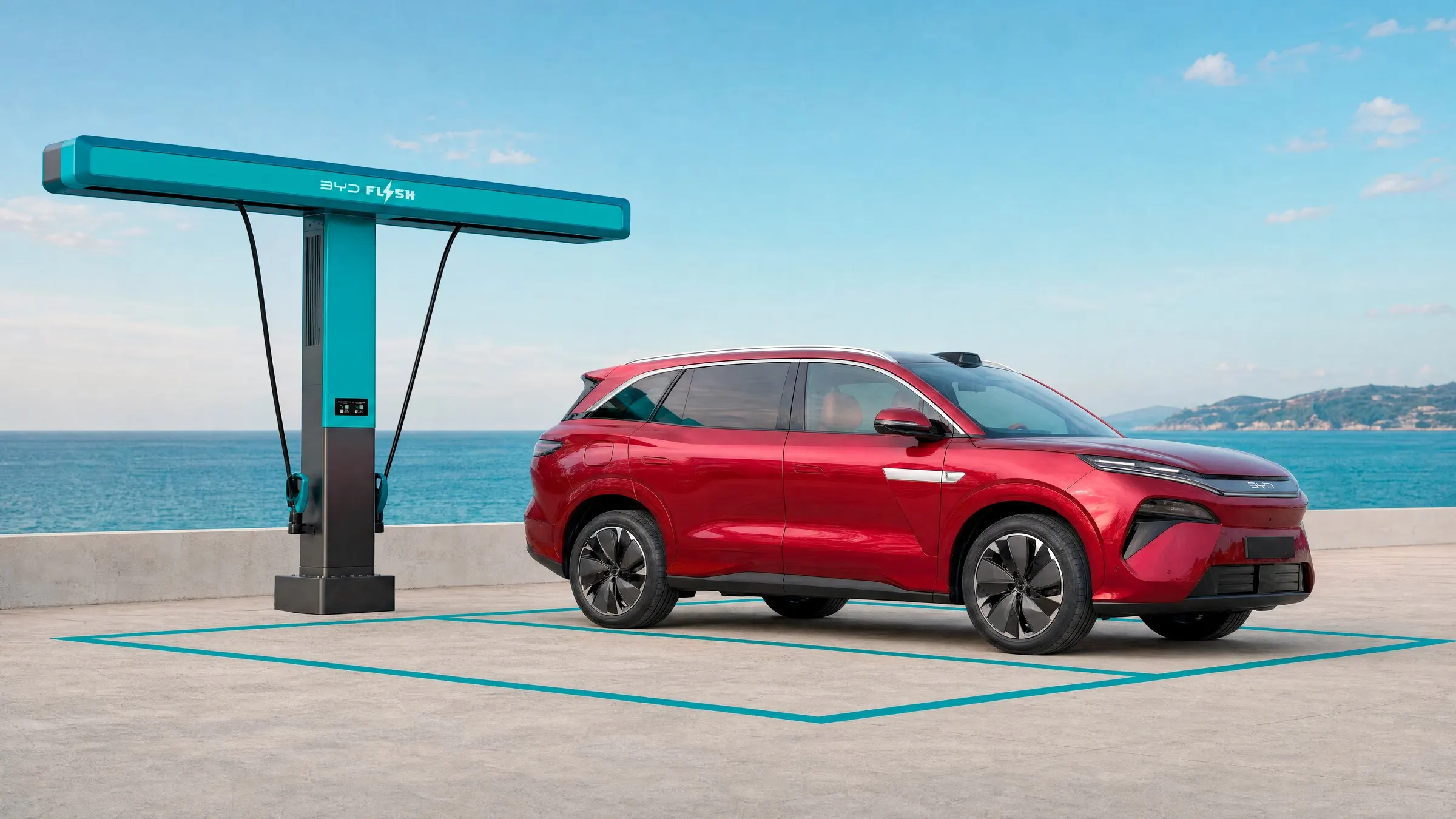 Roter BYD Atto 8 an einem BYD-Flash-Charger am Meer