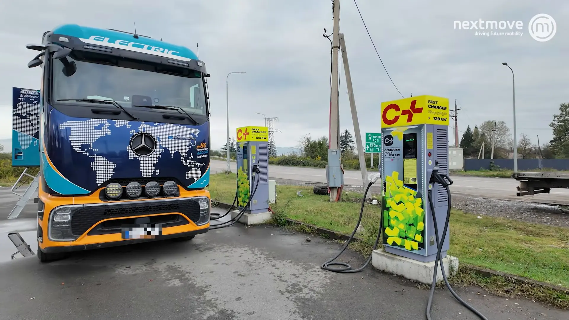 Mercedes eActros 600 im Weltreise-Design an einer Schnellladesäule mit 120 kW in Georgien