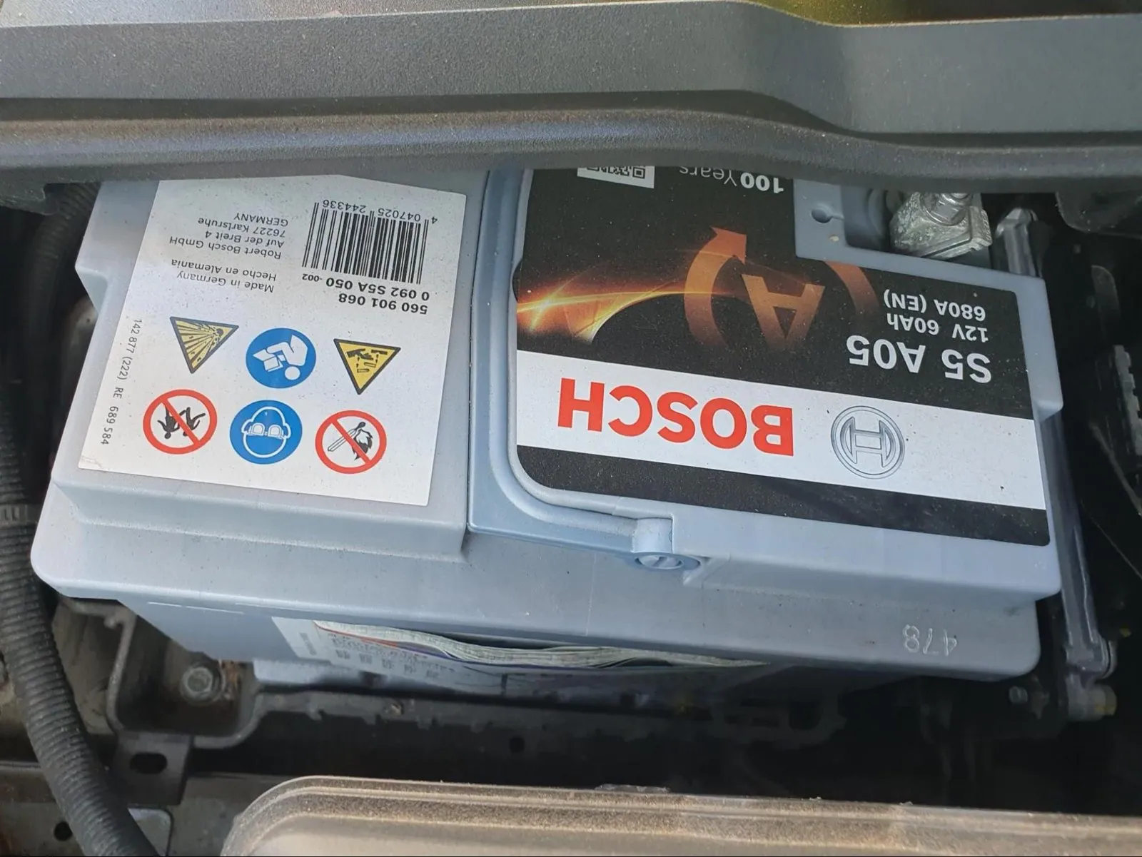 AGM-Batterie im Motorraum eines Kia EV6