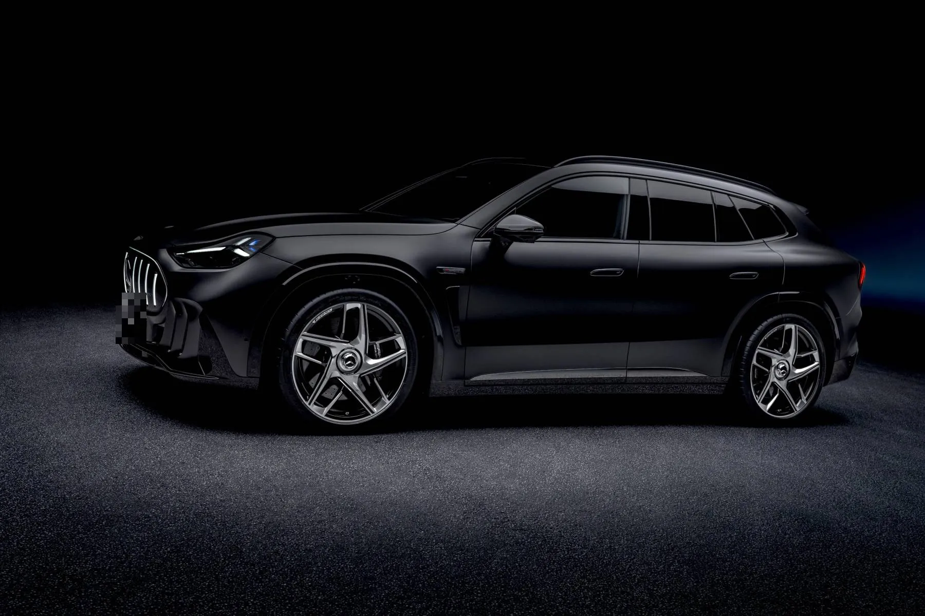 Schwarzes Mercedes-AMG GT SUV in der Seitenansicht vor dunklem Hintergrund