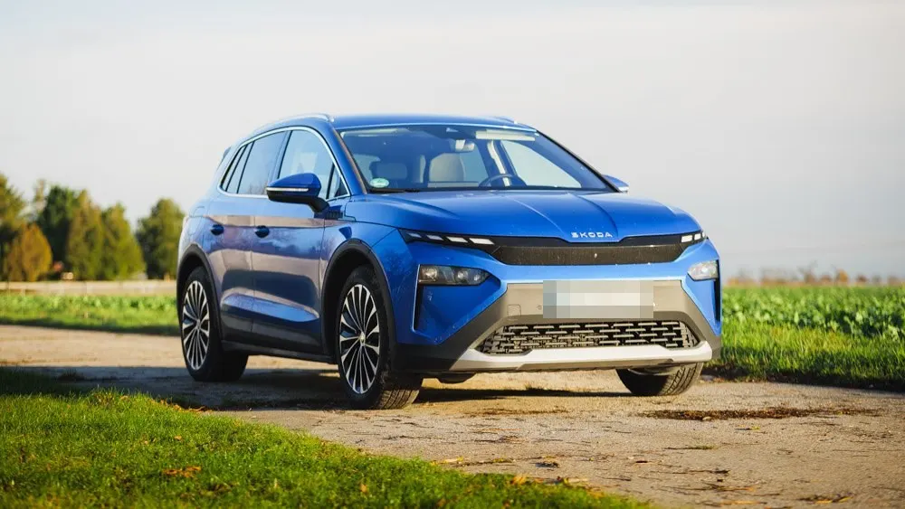 Blauer Skoda Elroq aus der nextmove-Flotte