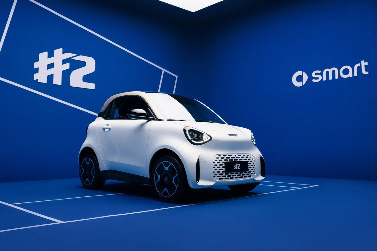 Der neue smart #2 in Weiß vor blauem Hintergrund