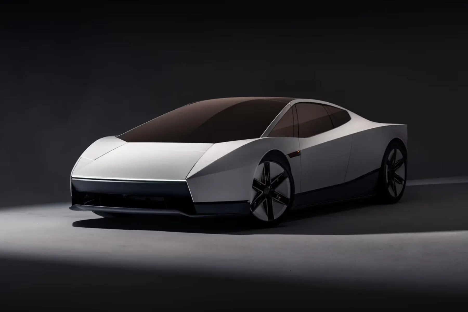 Weißer Prototyp des neuen Tesla Roadster schräg von vorn vor dunklem Hintergrund