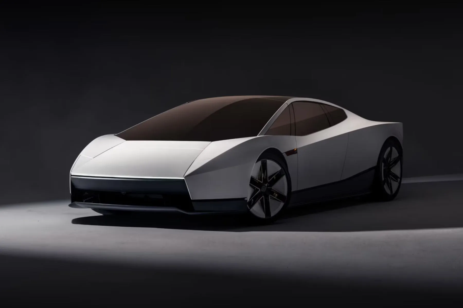 Weißer Prototyp des neuen Tesla Roadster schräg von vorn vor dunklem Hintergrund