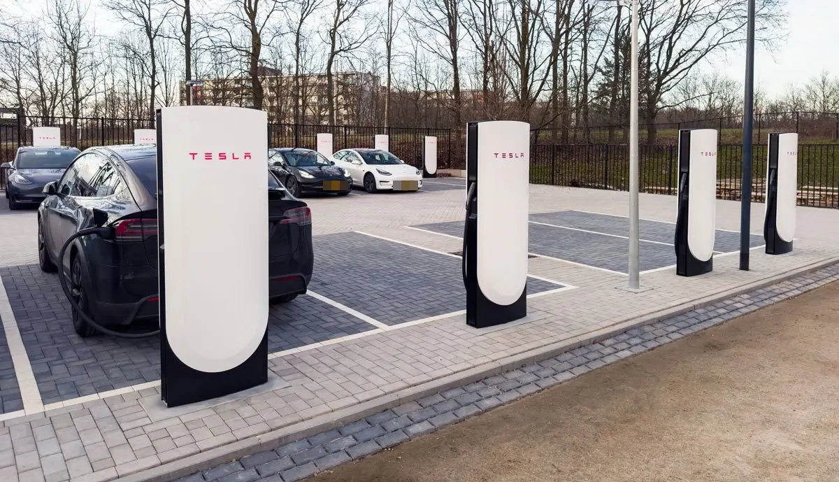 Tesla-Supercharger-Säulen der vierten Generation