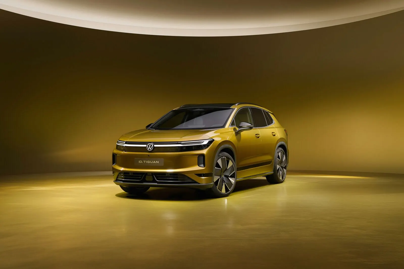 Der neue VW ID.Tiguan in Gold in einer Studiokulisse