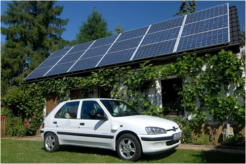 Peugot E-Auto vor Solaranlage