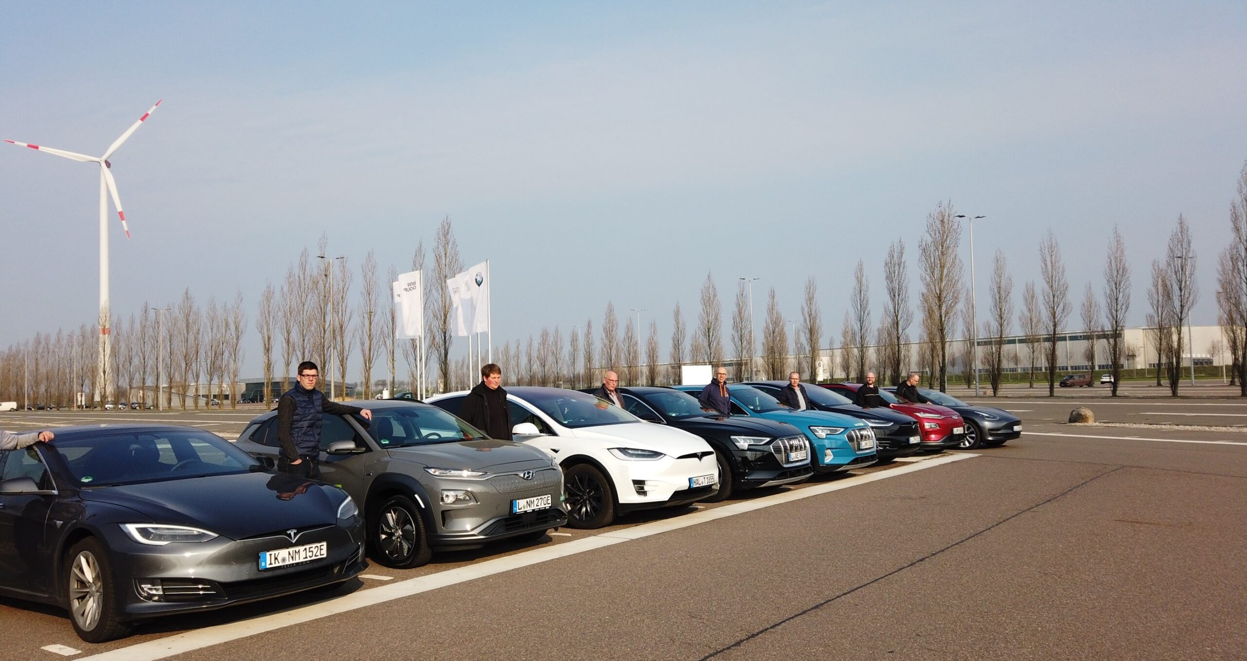 nextmove-Flotte mit Fahrern vor E-Auto-Vergleichsfahrt auf Autobahn
