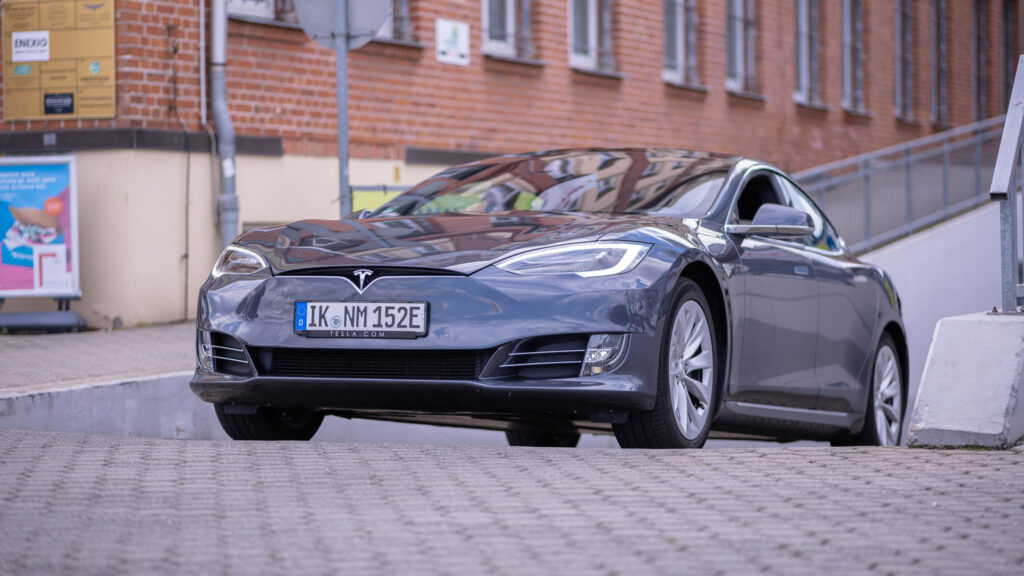 nextmove Tesla Model S grau