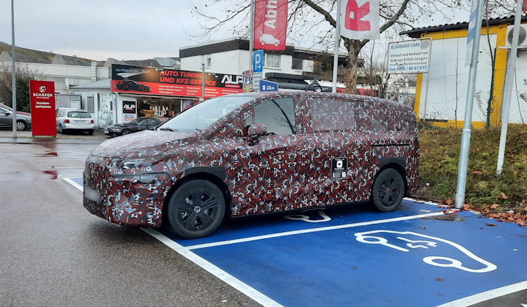 Mercedes-Van mit Folierung