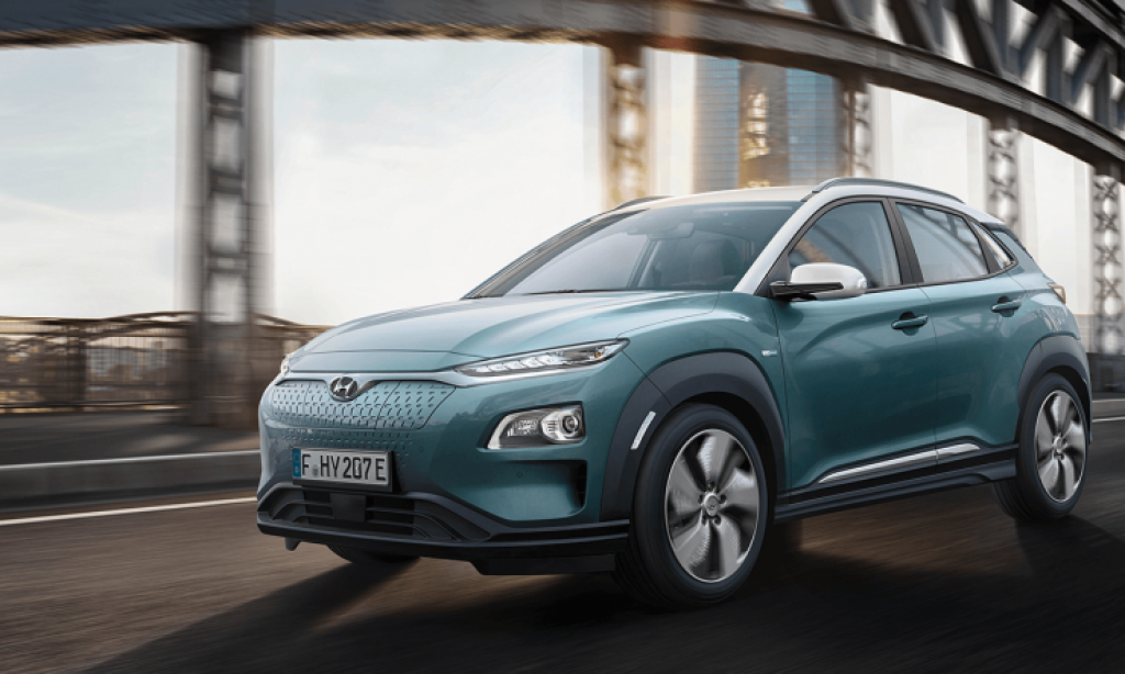 Elektroauto Hyundai Kona auf Brücke