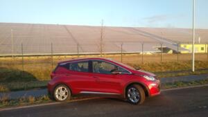 Strominator Opel Ampera-e karminrot driving sunshine