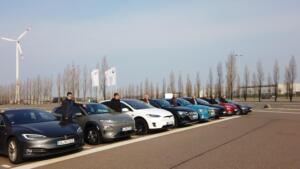 nextmove-Flotte mit Fahrern vor E-Auto-Vergleichsfahrt auf Autobahn