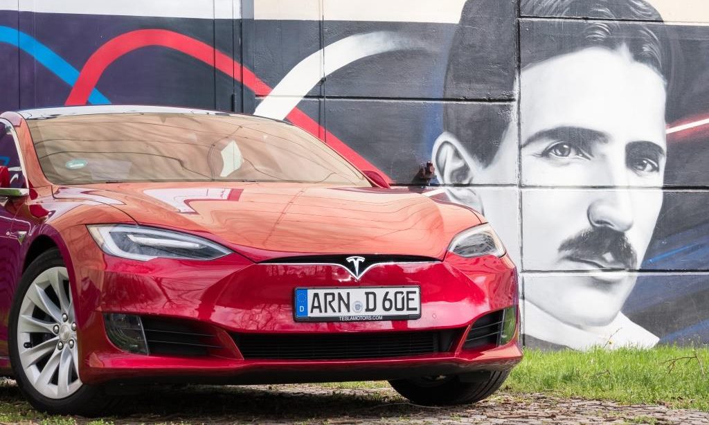 nextmove Tesla Model S Grafiti - Tesla mieten