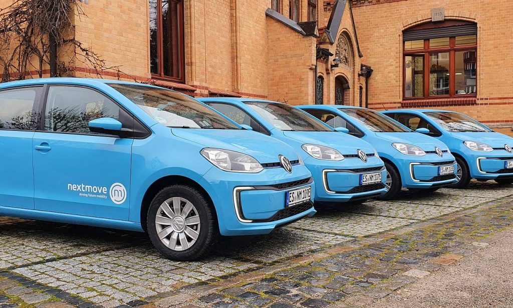 Abholung blauer Elektroautos VW eUp