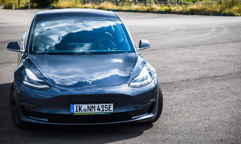 nextmove Tesla Model 3 grau