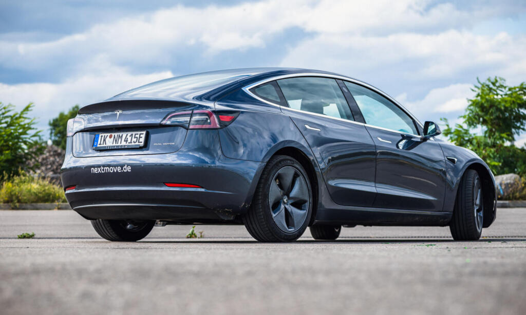 nextmove Tesla Model 3 grau