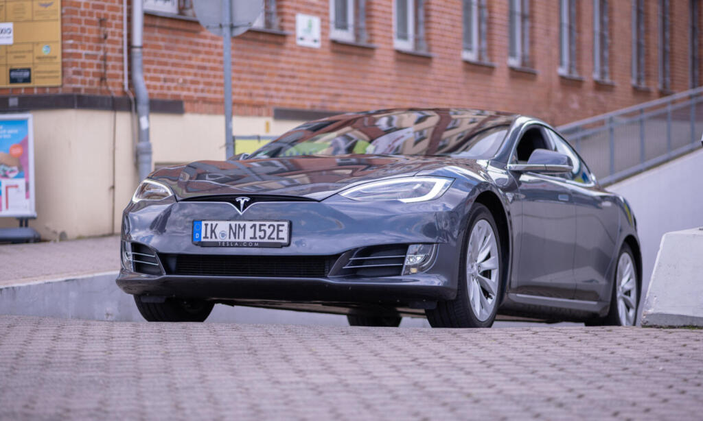 nextmove Tesla Model S grau